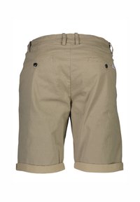 Pantalones cortos beige con un patrón texturizado, dobladillo enrollado y dos bolsillos traseros con botones negros. Cintura estándar con pasadores para cinturón.