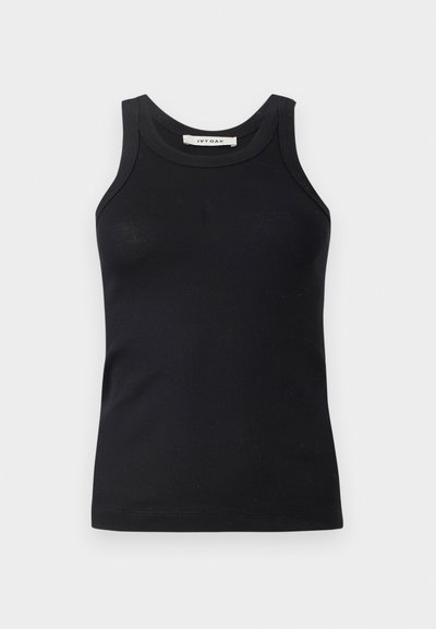 Μαύρη ριπ λαιμόκοψη μπλούζα με στρογγυλή λαιμόκοψη και φαρδιές τιράντες, κατασκευασμένη από μαλακό ύφασμα. Χωρίς ορατά σχέδια ή μεταλλικά στοιχεία.