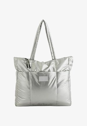 Bolsa tote acolchada plateada con dos asas alargadas. Cuenta con un diseño acolchado, cierre de cordón ajustable y una etiqueta con el logo en la parte frontal.