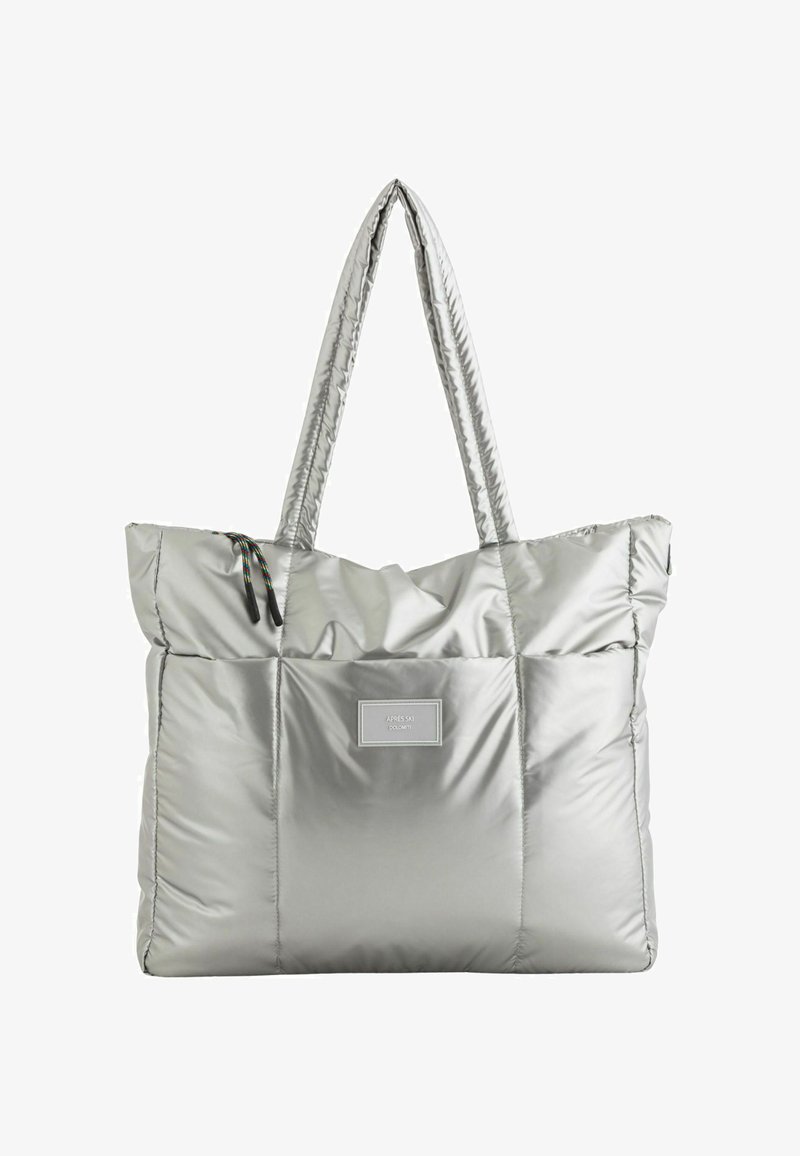 Srebrna torba puff z dwiema wydłużonymi uchwytami. Charakteryzuje się pikowanym wzornictwem, zabezpieczanym zaciąganym zamknięciem oraz naszywką z logo z przodu.