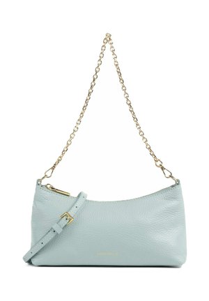 Borsa a mano in pelle azzurro chiaro con catena dorata come tracolla, tracolla in pelle regolabile e chiusura a zip sulla parte superiore.