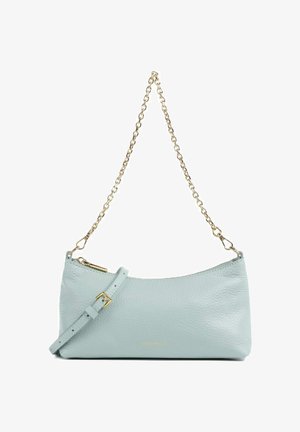 Borsa a mano in pelle azzurro chiaro con catena dorata come tracolla, tracolla in pelle regolabile e chiusura a zip sulla parte superiore.