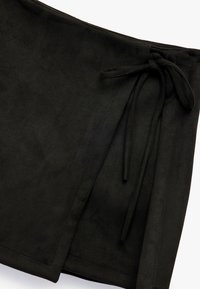 Svart mockaskinn omlottkjol med en mjuk yta, som har en knytning och en ren, minimalistisk design. Inga synliga mönster eller detaljer.