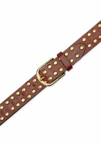 Cinturón de cuero marrón con tachuelas doradas y una hebilla dorada brillante sobre un fondo blanco.