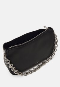 Pochette en cuir noir avec une fermeture éclair sur le dessus, dotée d'une anse chaîne argentée épaisse et d'une texture lisse. Logo embossé à l'avant.