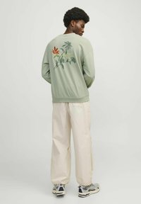 Jack & Jones MIT RUNDHALS GEDRUCKT - Sudadera - desert sage