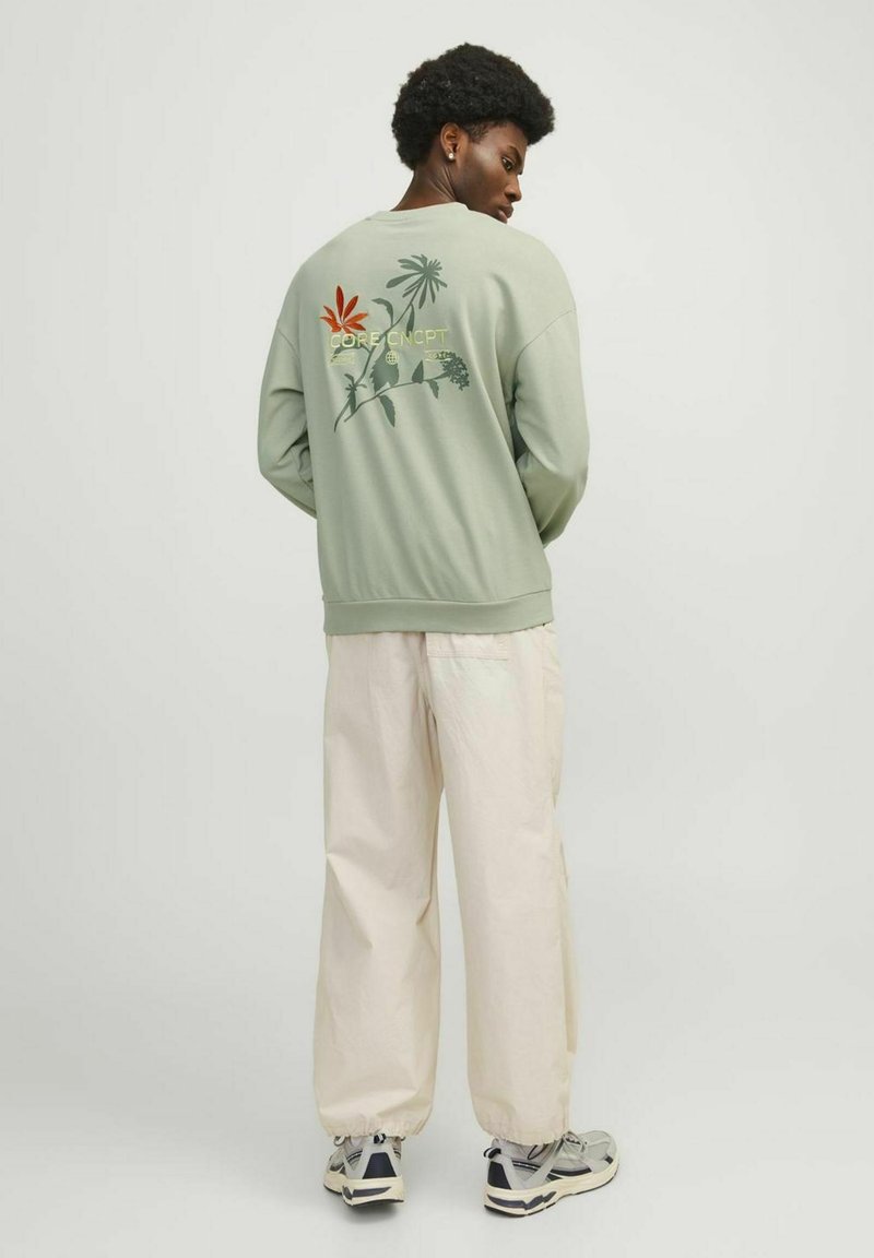 Jack & Jones MIT RUNDHALS GEDRUCKT - Sudadera - desert sage