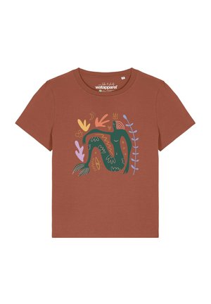 T-shirt à manches courtes couleur rouille avec une sirène abstraite verte et des formes colorées de mains et de feuilles imprimées à l'avant.