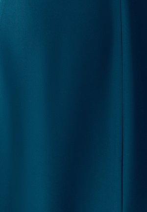 Zacht teal stof met soepele plooien en een subtiele diagonale weefstructuur, met aan de rechterkant een verticale naad.