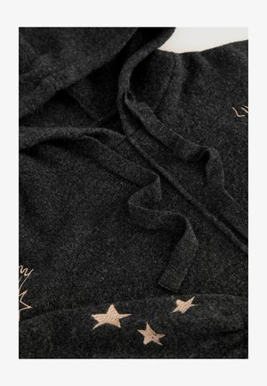 Schwarzer Fleece-Hoodie mit Kordelzug, weichem Material und bestickten Sternen in einem helleren Farbton am unteren Saum.