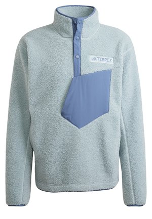 Sudadera de forro polar azul claro con un cuello alto, bolsillo en el pecho de un azul contrastante y un pequeño logo. Tejido suave y texturizado.