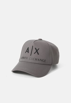 Grå baseballcaps laget av slitesterk stoff med en svart brodert logo "A/X" og "ARMANI EXCHANGE" på fronten. Bøyd skygge.