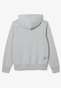 Sudadera gris con capucha. Fabricada con un material suave, cuenta con un bolsillo tipo canguro y texto impreso en la parte inferior izquierda.