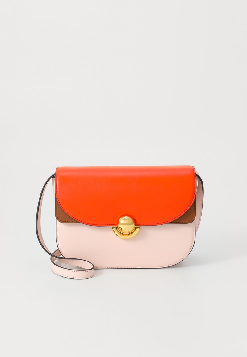 Bolso cruzado de cuero colorido con una solapa superior roja, sección media marrón y base rosa clara, adornado con herrajes circulares dorados.