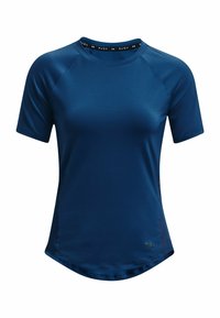 Granatowa koszulka sportowa z krótkim rękawem, okrągłym dekoltem i lekko zaokrąglonym dołem. Posiada oddychające boczne panele oraz detal z logo.