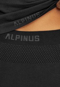 Czarny strój sportowy z teksturowanym panelem z siateczki na talii oraz nazwą marki "ALPINUS" w ciemnej, kontrastowej czcionce.