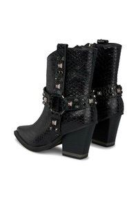 Botas de tobillo con estampado de piel de serpiente negra, con punta afilada, tacón grueso y detalles de hebilla a lo largo del lateral. Textura suave con detalles metálicos.