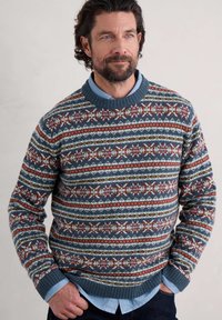 Blauer Strickpullover mit gemusterten Streifen in Rot, Grün und Weiß. Ribbelkragen und -bündchen. Lässige Passform.