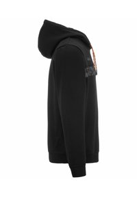 Sudadera con capucha de algodón negro. Presenta una banda texturizada negra en el pecho y un cordón multicolor. Vista lateral.