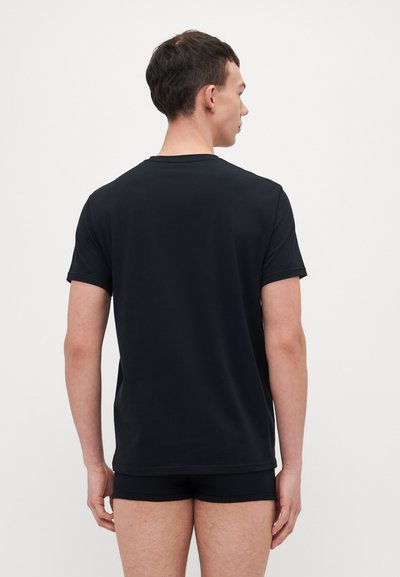 T-shirt in cotone nero con maniche corte, collo a giro standard e vestibilità comoda. Design semplice, senza loghi o fantasie visibili.