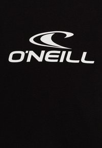 Mustmust särav valge O'Neill logo ja stiliseeritud lainekujundusega must puuvillane t-särk. Sile tekstuur ja lühikesed varrukad.