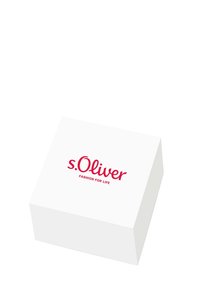 Witte rechthoekige doos met een glanzende afwerking, voorzien van een rood logo dat op de bovenkant de tekst "s.Oliver FASHION FOR LIFE" weergeeft.