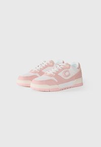 Sneakers rosa e bianchi con tomaia in tessuto testurizzato, logo laterale a contrasto e suola in gomma, dotati di lacci bianchi e collo imbottito.