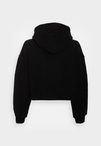 Felpa corta nera con una texture morbida, dotata di cappuccio e maniche lunghe. I polsini e l'orlo sono a coste, offrendo una vestibilità aderente.