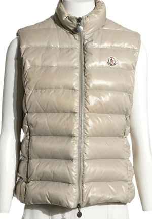Veste sans manches matelassée beige avec coutures horizontales, fermeture éclair à l'avant et petit patch logo sur la poitrine gauche.