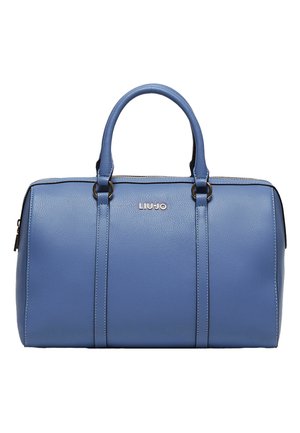 Bolso de mano de piel sintética azul con dos asas superiores, cierre con cremallera y acento de logo. Presenta costuras verticales para añadir textura.