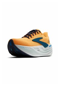 Des chaussures de sport avec un dessus en mesh orange respirant, des lacets bleu marine et une semelle blanche rembourrée avec des accents bleus et un design de semelle texturée.