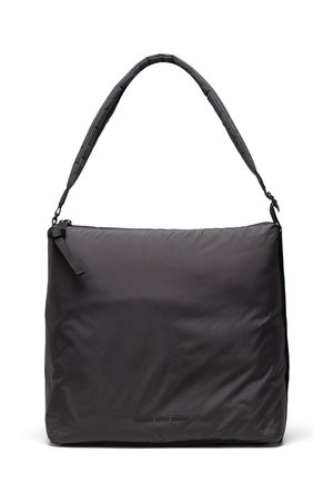 Czarna prostokątna torba na ramię z wyściełanym paskiem, zamknięciem na pojedynczy zamek błyskawiczny oraz szerokim, regulowanym paskiem, na przodzie u dołu subtelny napis z nazwą marki.