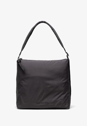 Čierna obdĺžniková polstrovaná taška cez rameno s jedným zipsovým zatváraním a širokým nastaviteľným popruhom, s jemným textom značky na spodnej prednej časti.