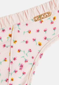 Mutande rosa stampate con fiori, dotate di una vita arricciata, con piccoli fiori rossi e gialli su una texture morbida e un accento con logo dorato.