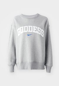 Felpa grigia realizzata in tessuto morbido con collo a giro. Presenta la scritta "GODDESS" in bianco e un logo Nike blu sul petto.