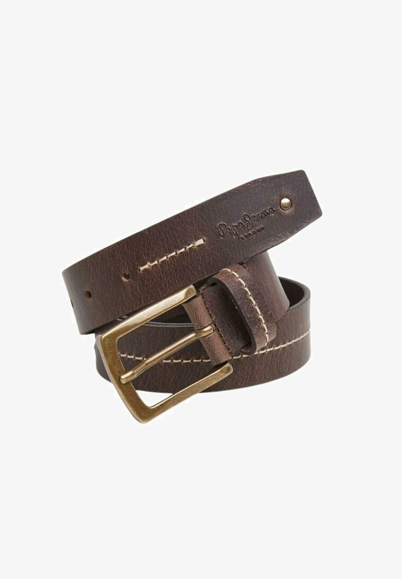 Cinturón de cuero marrón con un acabado texturizado, cuenta con una hebilla de latón y detalles de costura en contraste. Logo estampado en la correa.