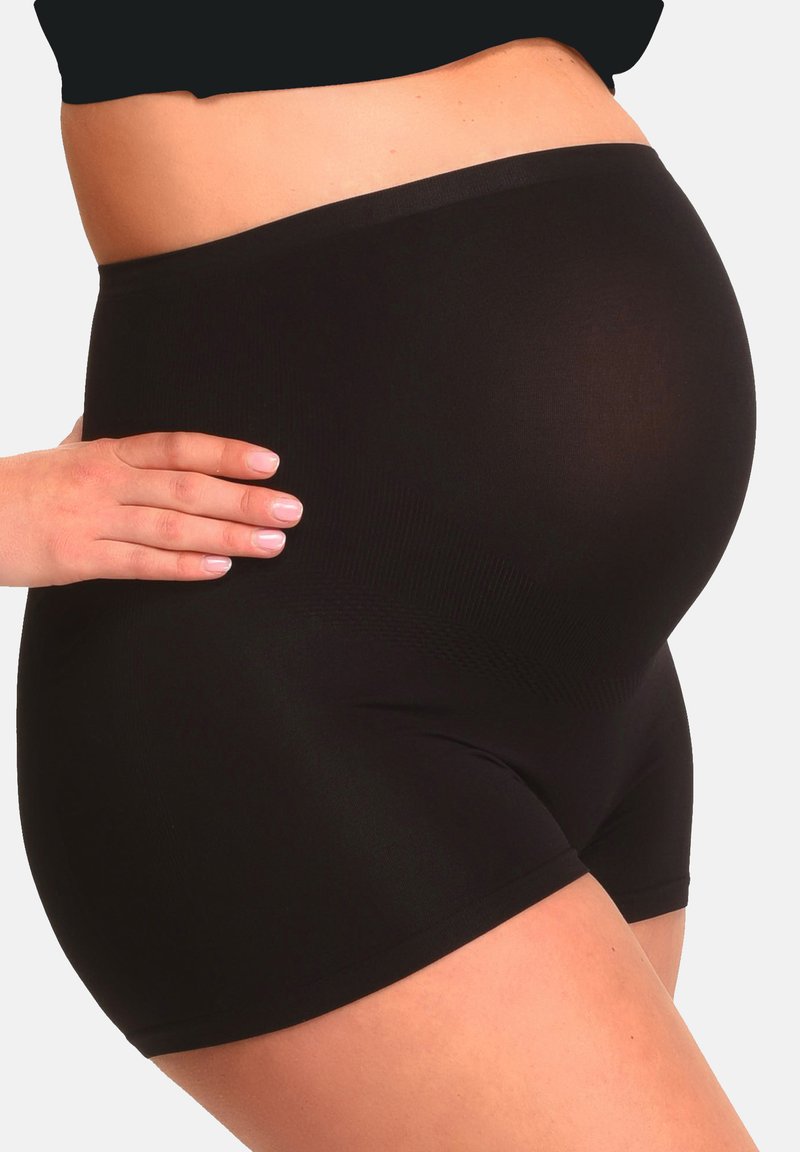 Pantaloni corti da maternità neri in un tessuto liscio ed elastico. Presentano un'alta vita e una vestibilità aderente, progettati per offrire comfort durante la gravidanza.