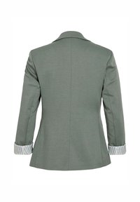 Groene blazer met een getailleerde pasvorm, voorzien van een notched kraag, rugventilatie en gestreepte mouwaccenten. Gladde stoftextuur, traditionele uitstraling.