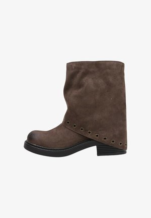 Botín de ante marrón con diseño desestructurado, punta redonda, suela de goma negra y remaches metálicos circulares a lo largo de la costura lateral.