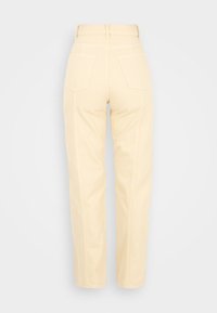 Beiga högmidjade byxor med rak ben, med två bakfickor och en slät yta. Sömmarna framhäver passformen.