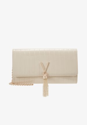 Beżowa kopertówka z lakierowanej skóry o pionowej prążkowanej fakturze, z złotymi elementami i ozdobnym chwostem. Posiada łańcuszkowy pasek umożliwiający różnorodne sposoby noszenia.