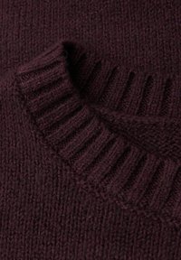 Vêtement en tricot bourgogne avec un col côtelé texturé et un tissu doux. Le design présente un col rond classique et une sensation de confort.