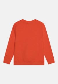 Červená bavlněná mikina, dlouhé rukávy, žebrované manžety a límec, hladká textura, jednoduchý design bez dalších vzorů nebo zdobení.