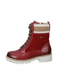 Bottines en cuir rouge avec un col rembourré, des accents beiges à motifs, des œillets en métal et une épaisse semelle en caoutchouc blanc pour une meilleure traction.