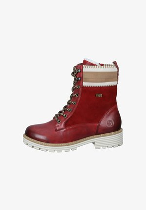Rote Lederstiefeletten mit gepolstertem Kragen, beigen Mustern, Metallösen und einer dicken, weißen Gummisohle für guten Halt.
