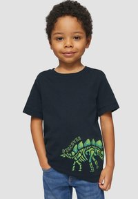 Navyblaues Baumwoll-T-Shirt mit einem Grafikdesign eines grünen Dinosaurierskeletts und dem Text "ENTDECKEN", kurzen Ärmeln und einem klassischen Schnitt.