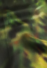 Flerfärgad tyg med en slät textur, där gröna, guldiga och svarta nyanser smälter samman i abstrakta mönster. Genomskinlig och flödande design.
