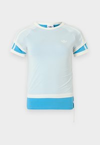 Ανοιχτό μπλε αθλητικό μπλουζάκι με λευκές λεπτομέρειες και μπλε πλευρικές πινελιές. Διαθέτει στρογγυλή λαιμόκοψη και κοντά μανίκια, κατασκευασμένο από λεία ύφασμα.