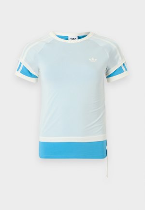 Ανοιχτό μπλε αθλητικό μπλουζάκι με λευκές λεπτομέρειες και μπλε πλευρικές πινελιές. Διαθέτει στρογγυλή λαιμόκοψη και κοντά μανίκια, κατασκευασμένο από λεία ύφασμα.