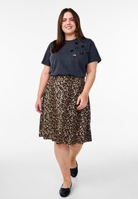 Zizzi GEWASCHENES MIT PAILLETTENBLÜTEN - Marškinėliai su spaudiniu - grey washed flower